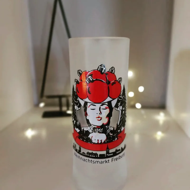 Schwarzwaldmädel-Glühweingläser für den Freiburger Weihnachtsmarkt