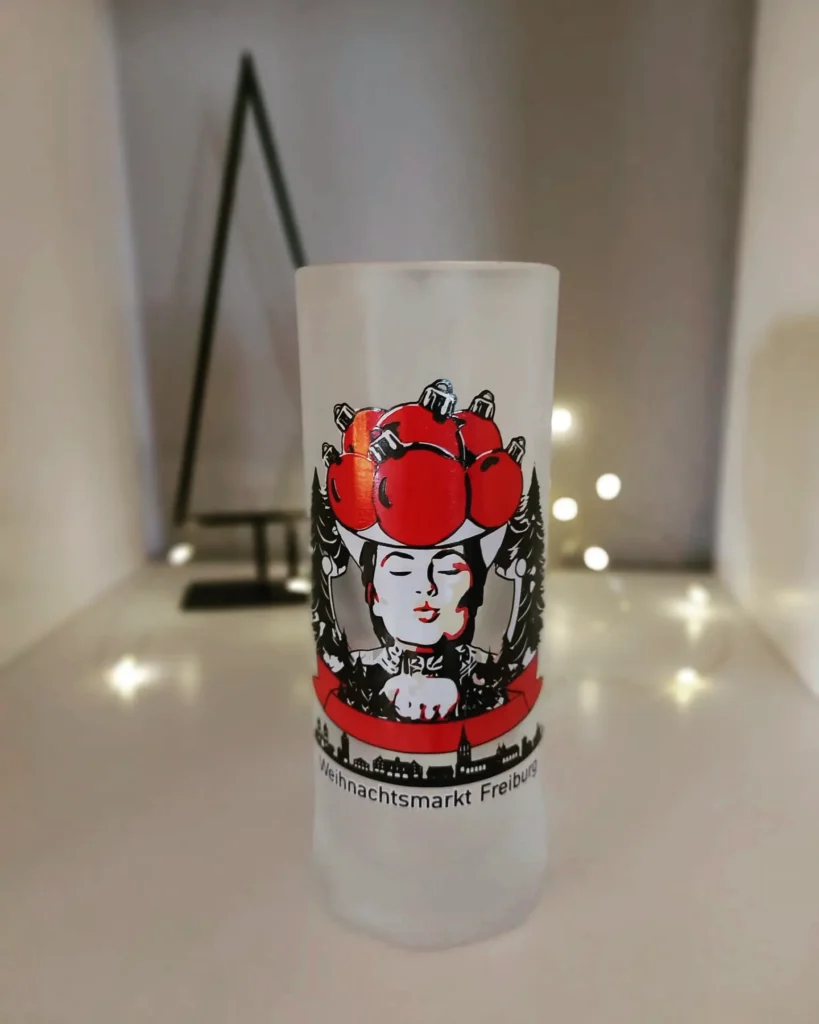 Schwarzwaldmädel-Glühweingläser für den Freiburger Weihnachtsmarkt