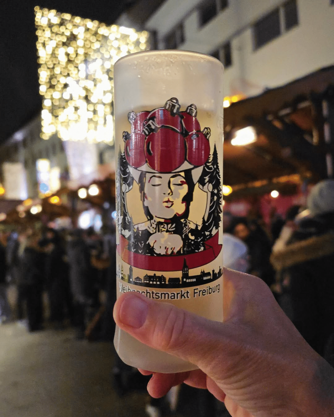 Die Schwarzwaldmädel-Gläser sind zurück! Auch dieses Jahr gibt es mein exklusives Glühweinglas-Design wieder auf dem Weihnachtsmarkt in Freiburg