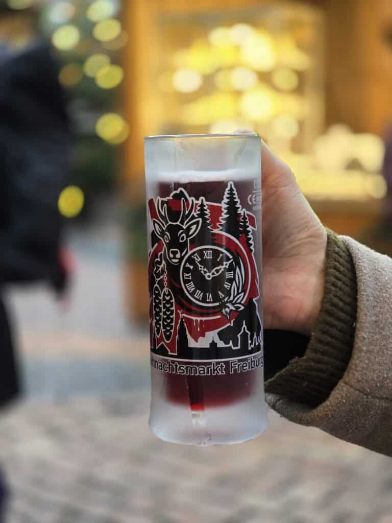 Weihnachtsmarkt Freiburg 2025 – Neues Schwarzwald-Glühweinglas von