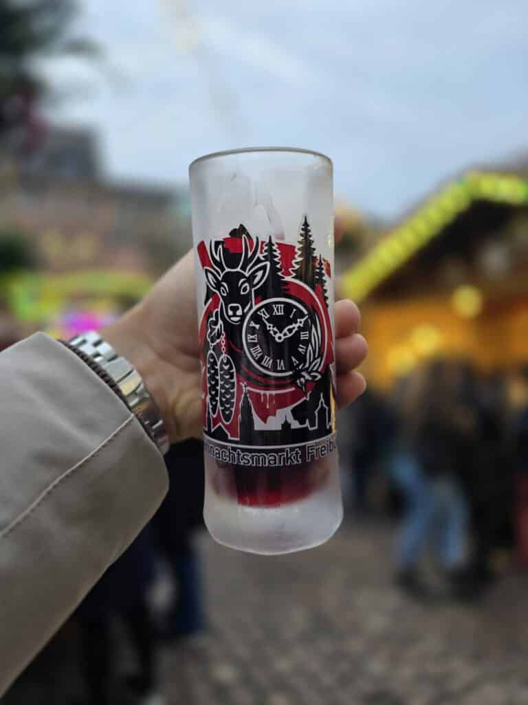 Weihnachtsmarkt Freiburg 2025 – mein neues Schwarzwald-Glühweinglas