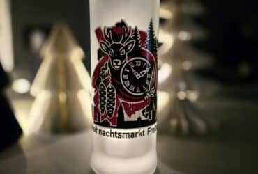 Glas Glühwein Weihnachtsmarkt Freiburg 2025