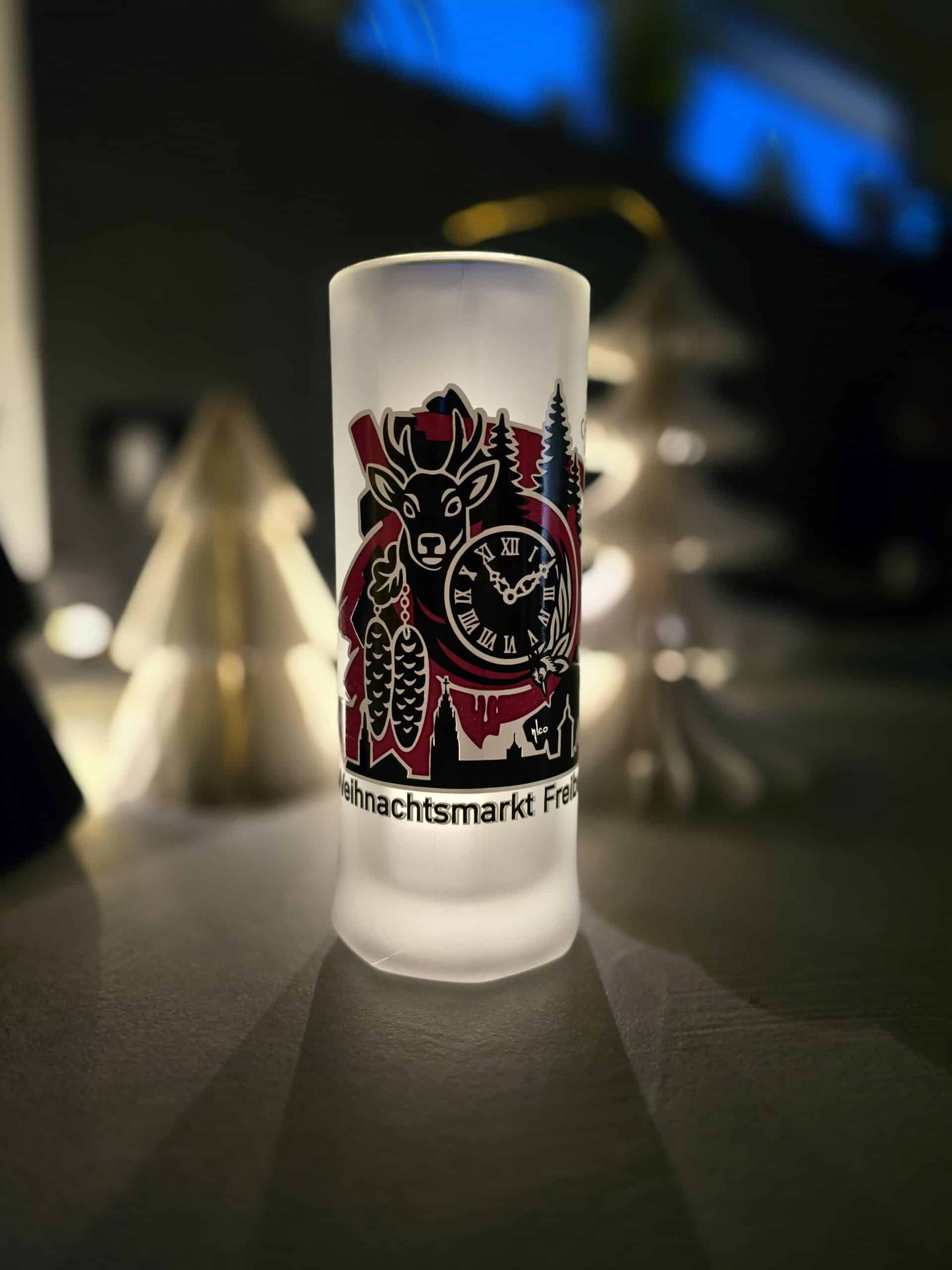 Glas Glühwein Weihnachtsmarkt Freiburg 2025